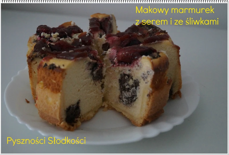 Makowy marmurek z serem i ze śliwkami
