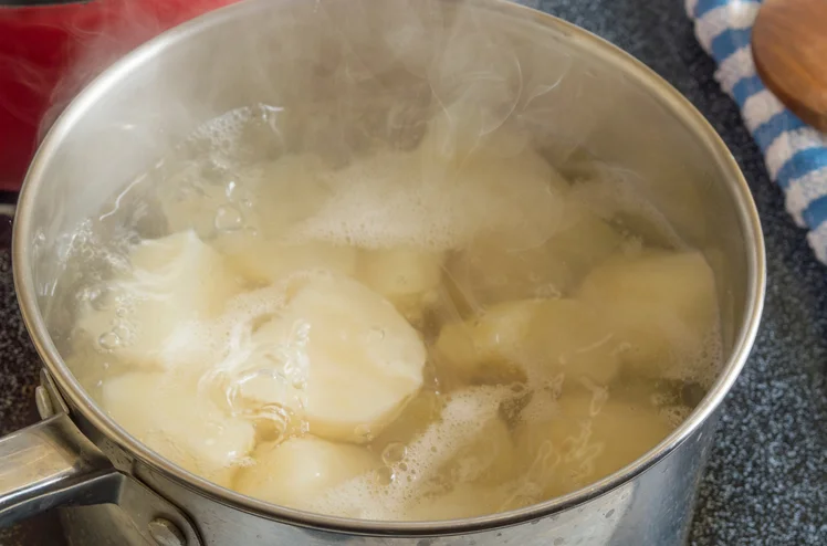 Zdjęcie Masz dość czekania na obiad? Zastosuj ten trik i skróć czas gotowania ziemniaków o połowę! #1