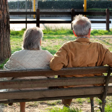 Podwyżka o 150 zł dla milionów seniorów!? Nawrocki chce rewolucji w emeryturach!