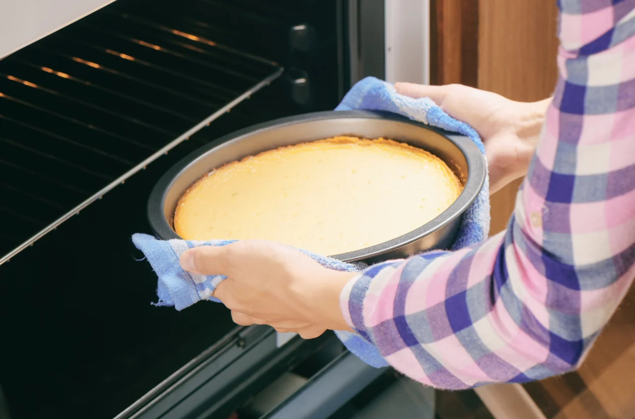 Dlaczego nie należy przykrywać sernika po upieczeniu? Ten błąd gwarantuje opadnięcie!