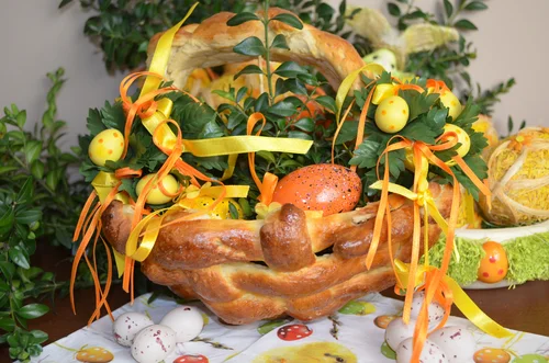 Drożdżowy koszyczek wielkanocny