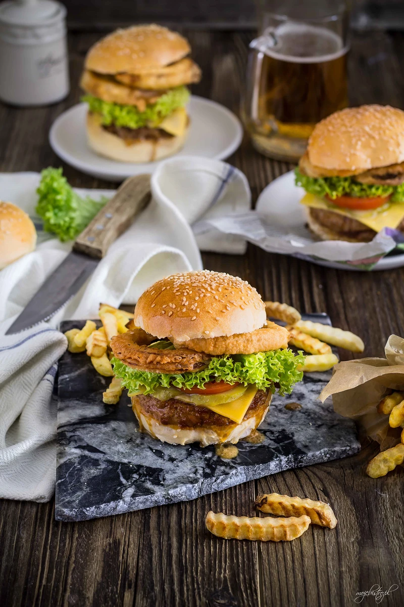 Burger Jack Daniels z krążkami cebulowymi