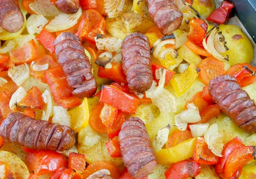 Kiełbasa pieczona z warzywami - tani przepis na obiad dla każdego