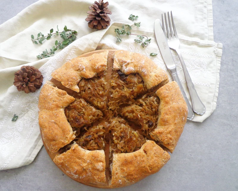 Drożdżowe galette z kapustą i suszonymi grzybami