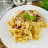Tagliatelle z boczkiem i suszonymi pomidorami – pyszny i szybki obiad