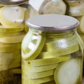 Kroje cukinie w krążki i zalewam tą zalewą! Te słoiki pierwsze schodzą w zimie