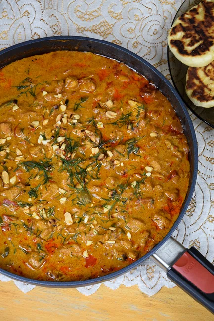 Rozgrzewające curry z kurczakiem, warzywami oraz orzeszkami