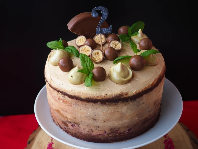 TORT KAWOWO-CZEKOLADOWY Z WIŚNIAMI