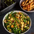 Sałatka z tortellini, suszonymi pomidorami, oliwkami i rukolą