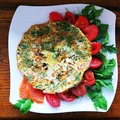Omlet z łososiem, rukolą i suszonymi pomidorami