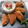 Pierożki drożdżowe z kurczakiem, pieczarkami i serem żółtym