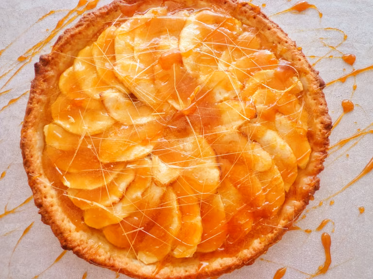 Jabłkowa tarta z karmelem