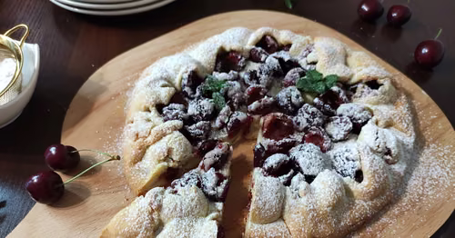 Tarta rustykalna z czereśniami.