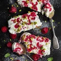 Semifreddo z malinami i pistacjami