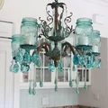 Żyrandol z niebieskich słoików