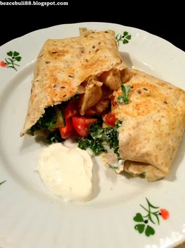 Wrapy z jarmużem i sosem czosnkowo-koperkowym