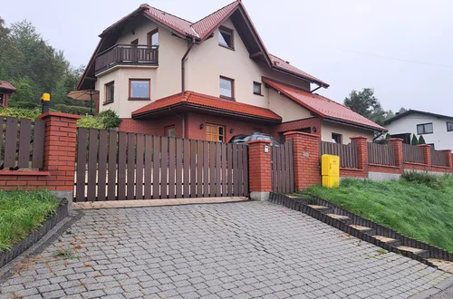 Uwaga na takie dekoracje przed posesją! Właściciele domów mogą płacić nawet 1 tys. zł grzywny dziennie