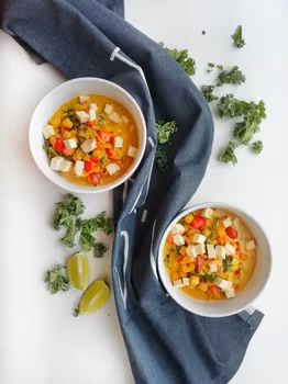ZUPA KOKOSOWA Z TOFU I CIECIERZYCĄ