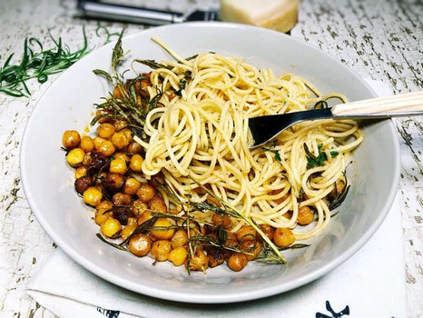 WTOREK: SPAGHETTI Z PIECZONĄ CIECIORKĄ Z ROZMARYNEM