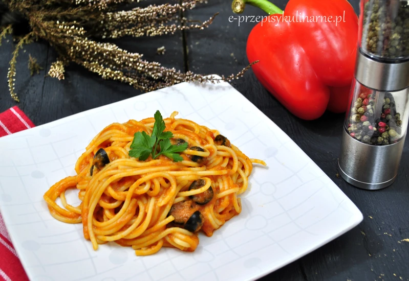 SPAGHETTI Z SOSEM Z PIECZONEJ PAPRYKI (479 KCAL)