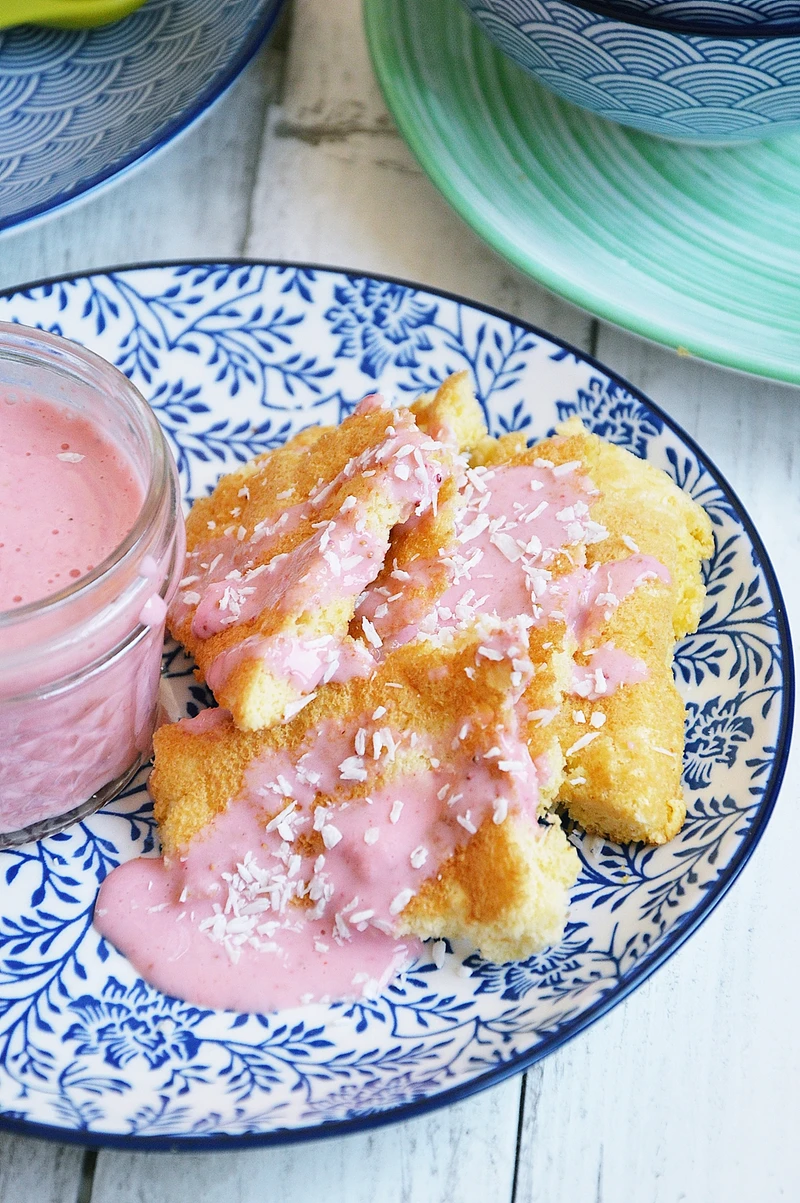 Omlet biszkoptowy z koktajlem truskawkowym