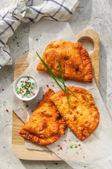 Czebureki z warzywami i serem