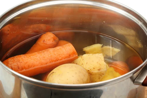 Po tym artykule do gotujących się ziemniaków już zawsze będziesz dodawać marchewkę!