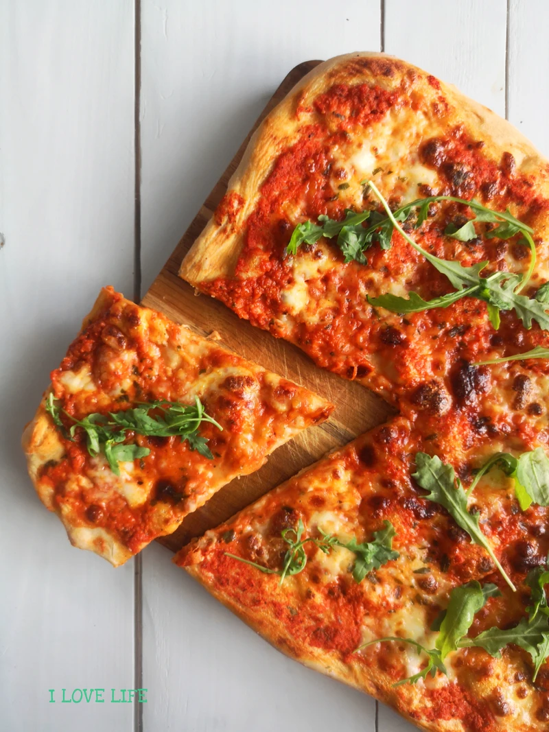 Pizza margherita na spodzie orkiszowym