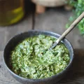 Pesto z rukoli z kaparami – Kardamonowy