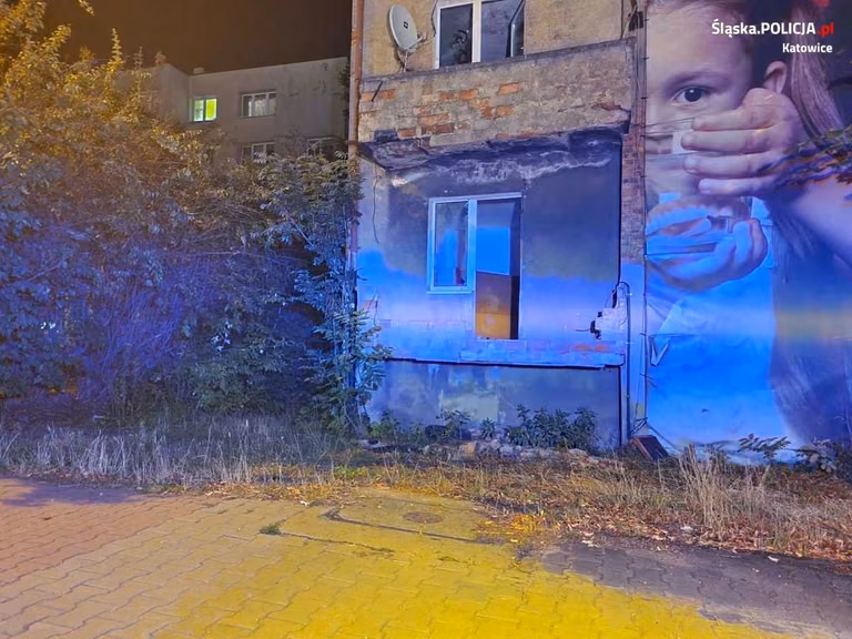 Dzielnicowy z Katowic uratował dwóch mężczyzn z pożaru pustostanu