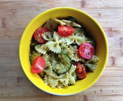 MAKARON Z PESTO I WARZYWAMI