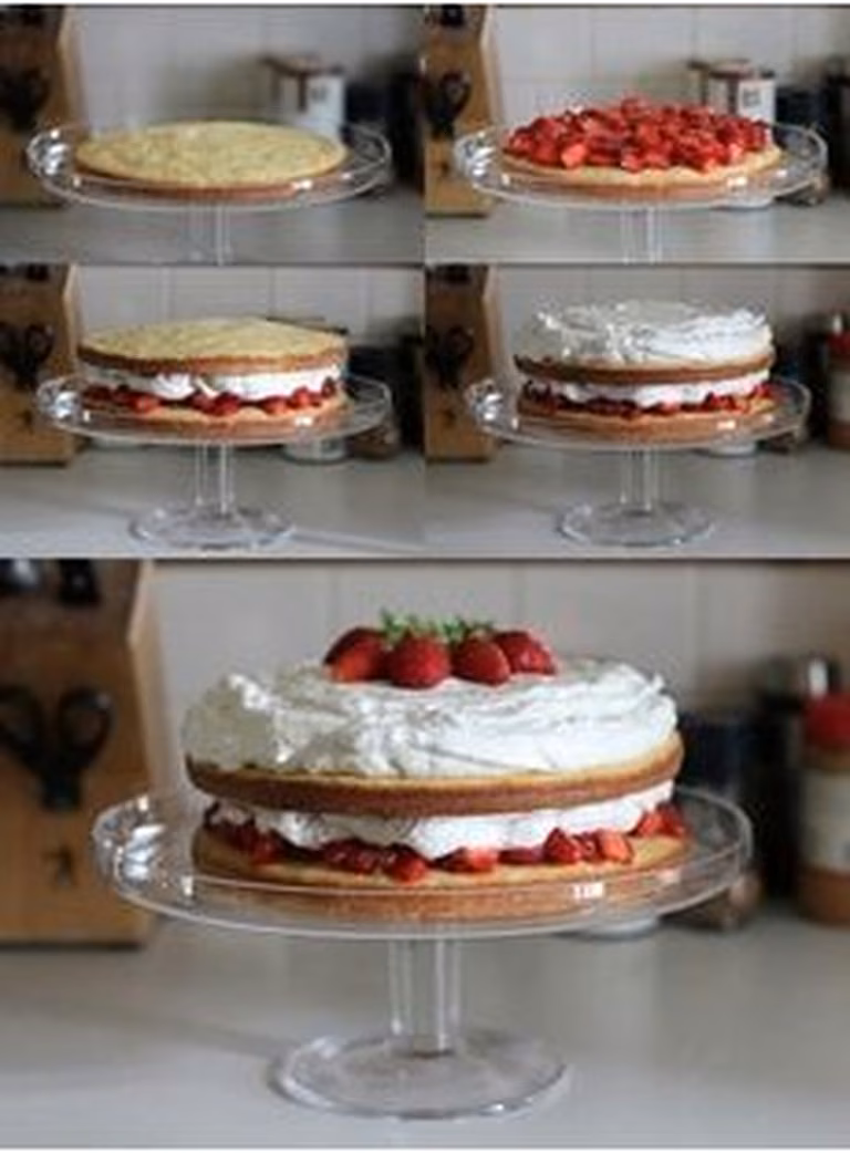 Tort z truskawkami i bitą śmietaną