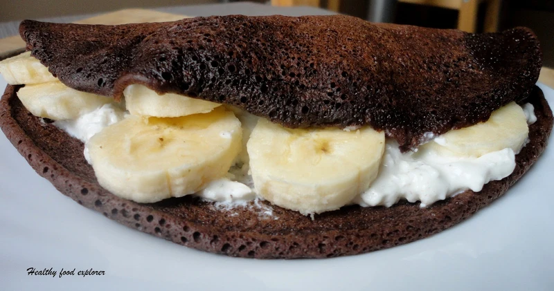 Czekoladowy omlet z twarożkiem i bananem