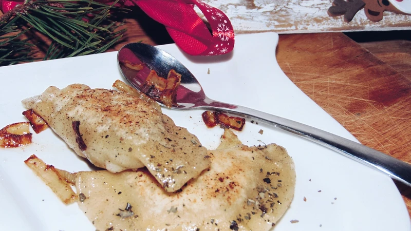 PIEROGI ZASMAŻANE NA PALONYM MAŚLE Z CEBULKĄ