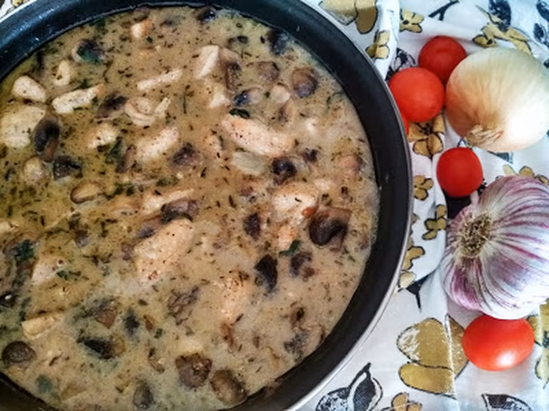 Gulasz drobiowy z pieczarkami