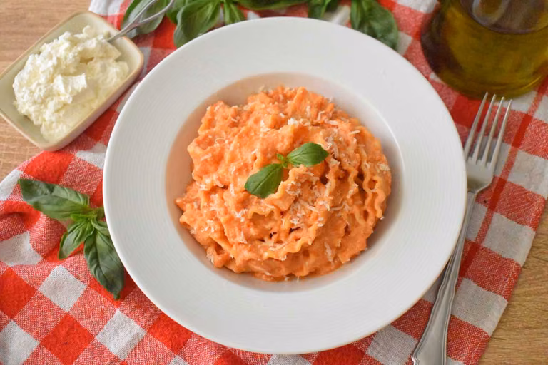 Neapolitański makaron z sosem pomidorowym i ricottą