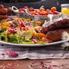Sałatka z rabarbarem i truskawkami na spotkanie przy grillu