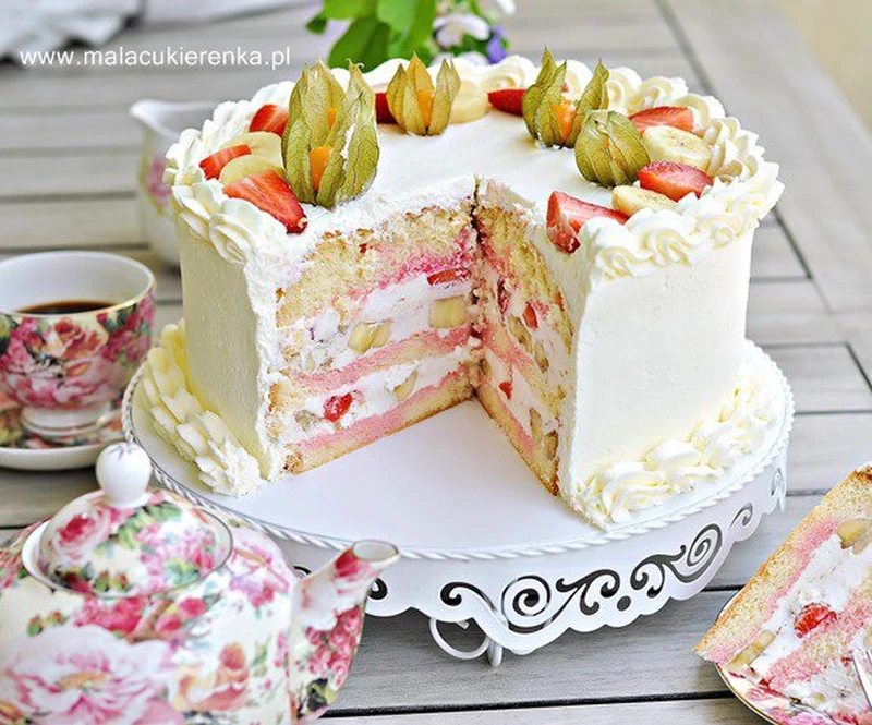 Tort truskawkowo-bananowy z kremem jogurtowym