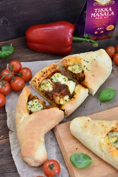 Pide drożdżowe z kurczakiem Tikka Masala