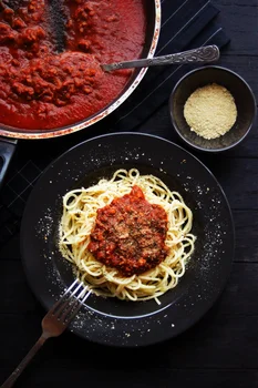 Spaghetti z orzechowym ragu (3 składniki)