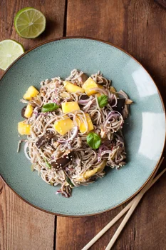 SAŁATKA Z MAKARONEM SOBA, BAKŁAŻANEM I MANGO
