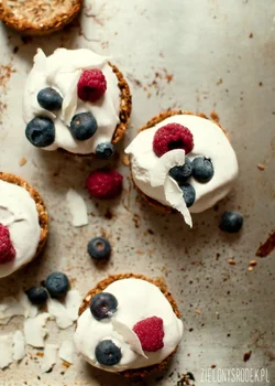 granola cups z ekspresowymi lodami bananowo-kokosowymi