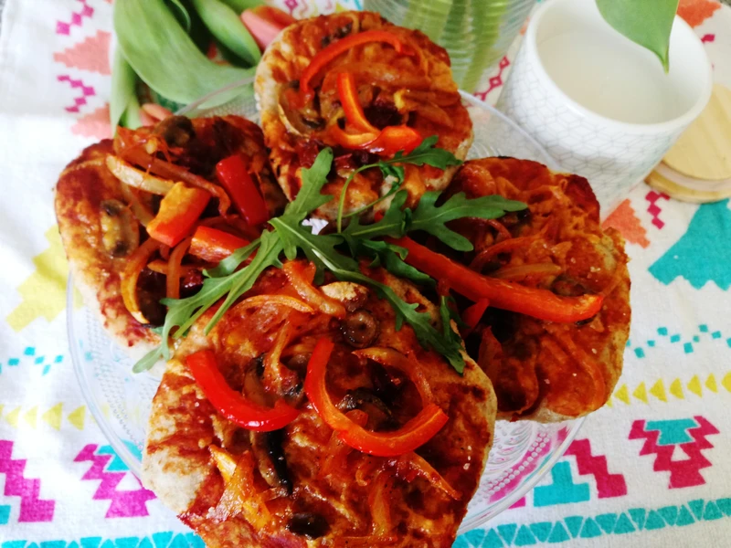 Mini pizze z duszoną cebulką i pieczarkami