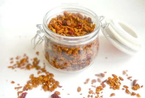 Fit granola z żurawiną i olejem kokosowym