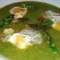 Zupa krem szparagowy z jajkiem sadzonym