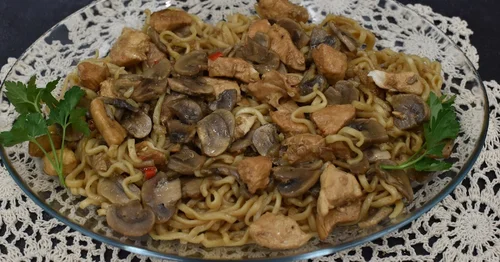 Makaron Chow Main z kurczakiem