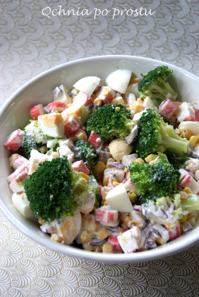 Sałatka brokułowa z paluszkami surimi