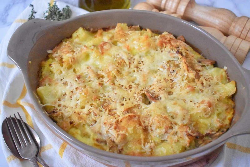 Zapiekanka ziemniaczana z grzybami, boczkiem i porami