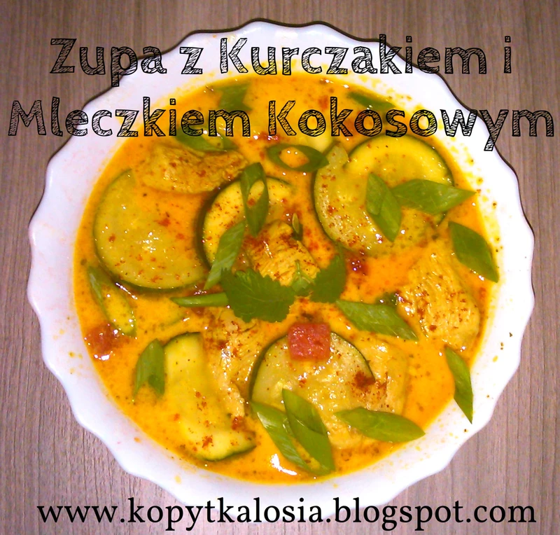 Orientalna Zupa z Kurczakiem, Mleczkiem Kokosowym i Makaronem Chow Mein