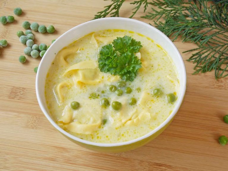 Kremowa zupa z tortellini, groszkiem, orzechami i parmezanem